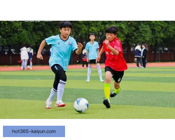 从贫民窟到绿茵场，足球明星的奋斗历程值得关注与深思